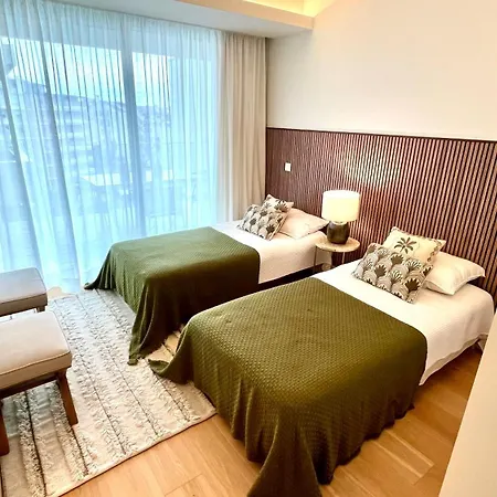 Luxurious 2 Bedrooms With Amenities In Center Apartment *