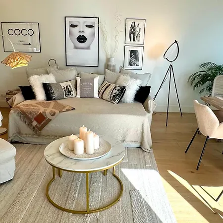 Luxurious 2 Bedrooms With Amenities In Center Apartment *
